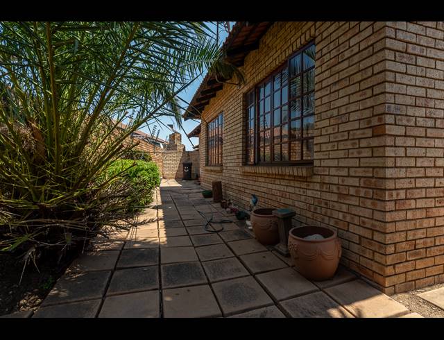 3 BEDROOM CLUSTER TO LET IN NEW MARKET